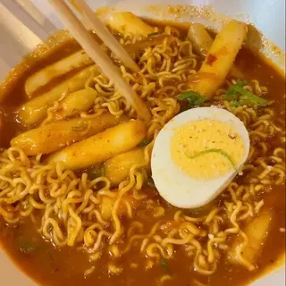 Topoki picante con fideos
