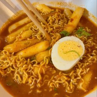 Topoki picante con fideos