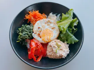 Bibimbap de atún