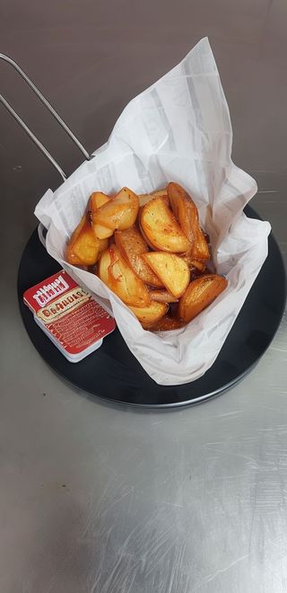 Patatas De Luxe + Salsa (Ración)