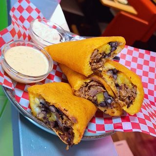 Empanadas caseras de Pabellon..ternera. guisada mechada. Frijoles negros. Platano maduros