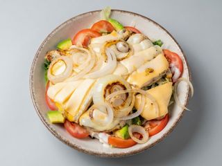 Ensalada De Pollo y queso