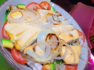 Ensalada De Pollo y queso