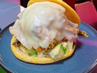 Súper Arepa De Pollo Completa