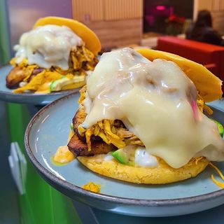 Súper Arepa De Pollo Completa