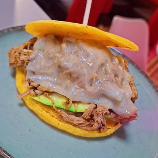 Súper Arepa De Ternera Completa