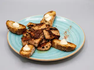 Pincho De Cochinillo Con Tostaditas Y All I Oli