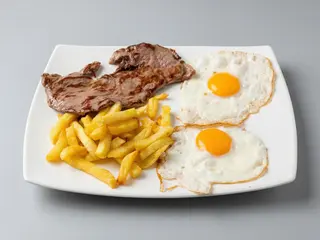 Bistec, 2 Huevos Fritos Y Patatas Fritas