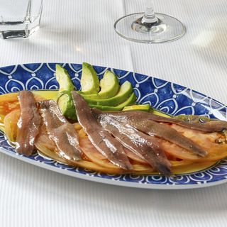 Anchoas de Santoña sobre tomate de temporada y aguacate