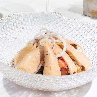 Ensalada de lomos de bonito con tomate fresco