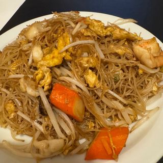 Fideos fritos con mariscos
