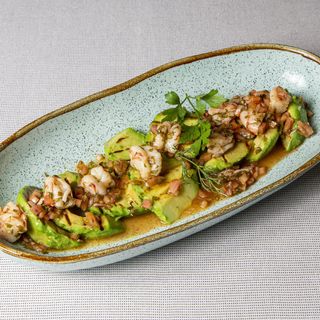 Aguacate braseado con gambas de costa