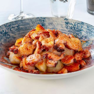(1/2 R.) Pulpo con cachelos 