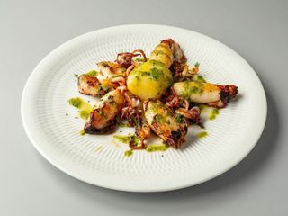 Chipirones de costa con cebolla pochada