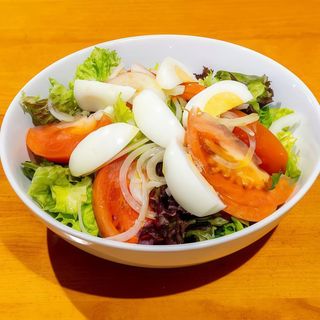 Ensalada de la Horta (Tres lechugas, tomate fresco y cebolla roja)