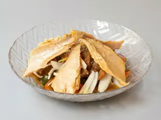 Selección de tomates de temporada, lomos de bonito del Cantábrico
