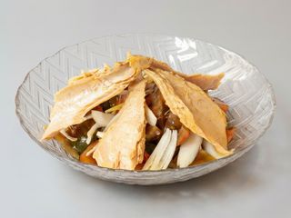 Selección de tomates de temporada, lomos de bonito del Cantábrico