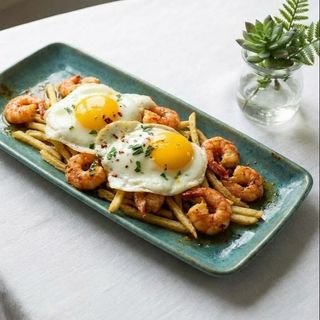 Gamba alistada al ajillo con huevos camperos
