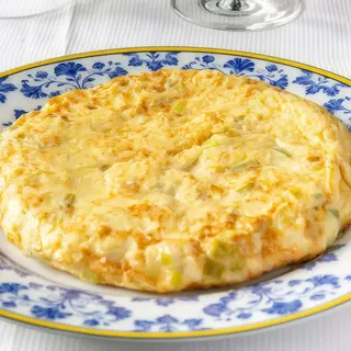 Tortilla de puerros confitados y merluza