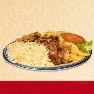 Kebab En Plato Con Ensalada Y Arroz