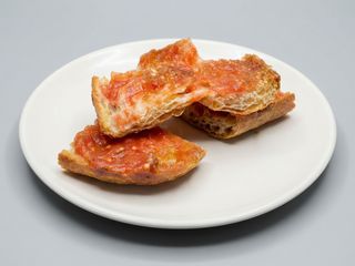 Pan De Coca Tostado Con Tomate