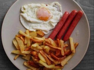 Plato Salchichas, Huevo y Patatas Fritas