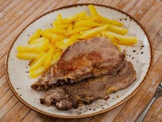 Plato Chuletas con Patatas Fritas