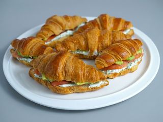 Croissant queso crema y salmón