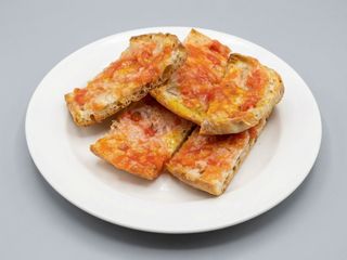 Pan de Coca Tostado con Tomate