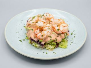 Ensalada de Aguacate y Gambas con Salsa Cocktail