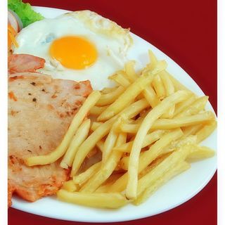 Plato Pechuga De Pollo Con Huevo Y Patatas