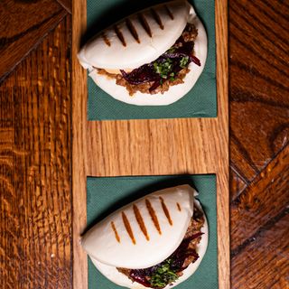 Bao de cochinillo de Segovia con cebolla roja y kimchi