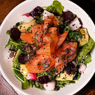 Ensalada de rúcula , espinacas y salmón ahumado.