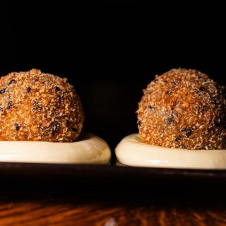 Croqueta de sepia, gambas y trompetas.