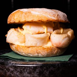 Bocata de calamares de playa en pan mollete.