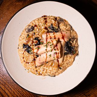 Risotto de colmenillas, trompeta de la muerte y foie .