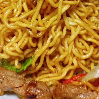 TALLARINES CON TERNERA牛肉炒面