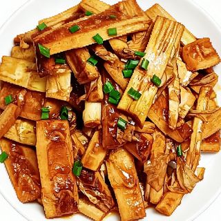 BROTES DE BAMBÚ GUISADOS EN ACEITE油焖笋