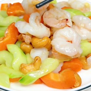 GAMBAS SALTEADA CON CALABACIN Y ANACARDOS青瓜腰果炒虾仁