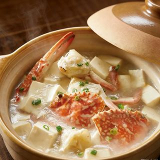 CAZUELA DE CANGREJO CON SETAS Y TOFU梭子蟹平菇豆腐锅