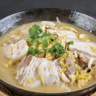 CAZUELA DE CERDO CON COL ENCURTIDO Y FIDEOS酸菜白肉粉条锅