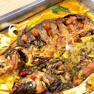 PESCADO FRITO CON COL ENCURTIDO CALDO 酸菜烤鱼