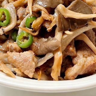 MUSLO DE POLLO SALTEADO CON SETAS(PICANTE)平菇辣炒鸡腿肉