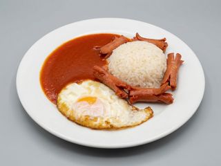 Arroz A La Cubana Con Salchichas Y Huevo Frito