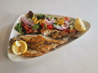 Lubina A La Plancha Con Ensalada