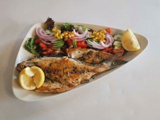 Lubina A La Plancha Con Ensalada