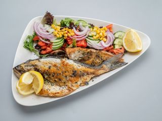 Dorada A La Plancha Con Ensalada