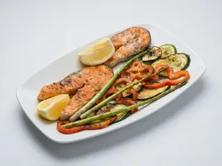 Salmón A La Plancha Y Patatas Fritas Caseras