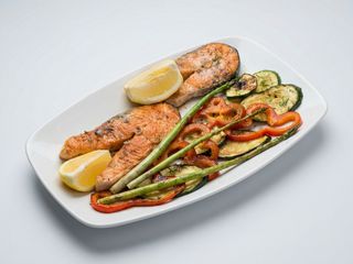 Salmón A La Plancha Y Patatas Fritas Caseras