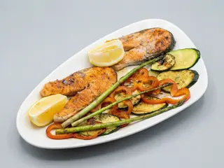 Salmón A La Plancha Y Ensalada